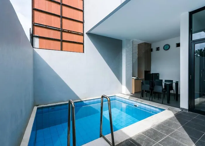 Townhouse * サヌール